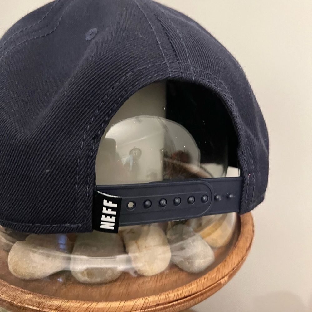 Men’s Neff small case cursive fitted SnapBack. - Picture 2 of 5